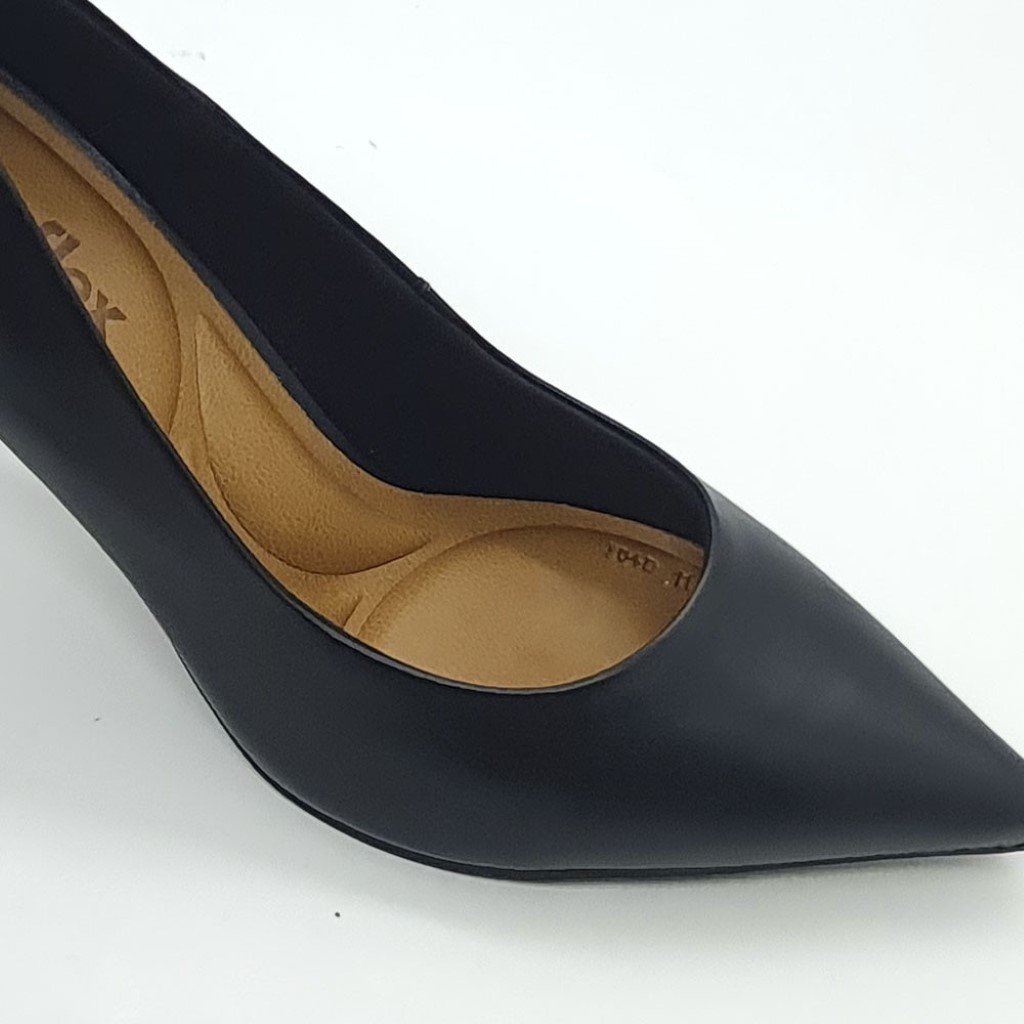 Scarpin Salto Fino Classic Veg Couro Preto 2