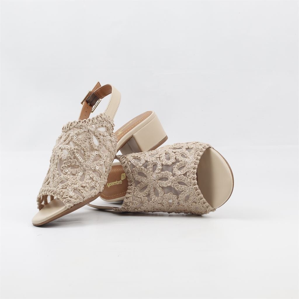 Sandália Salto Bloco Bordada Bege 4