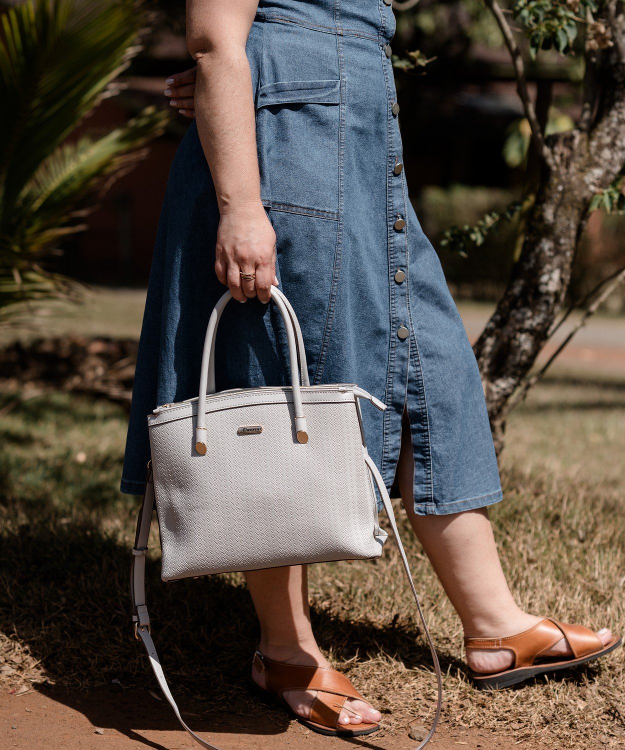 Bolsa Mini Tramas Marrom Chenson Alca de Mao Compacta Marrom 2