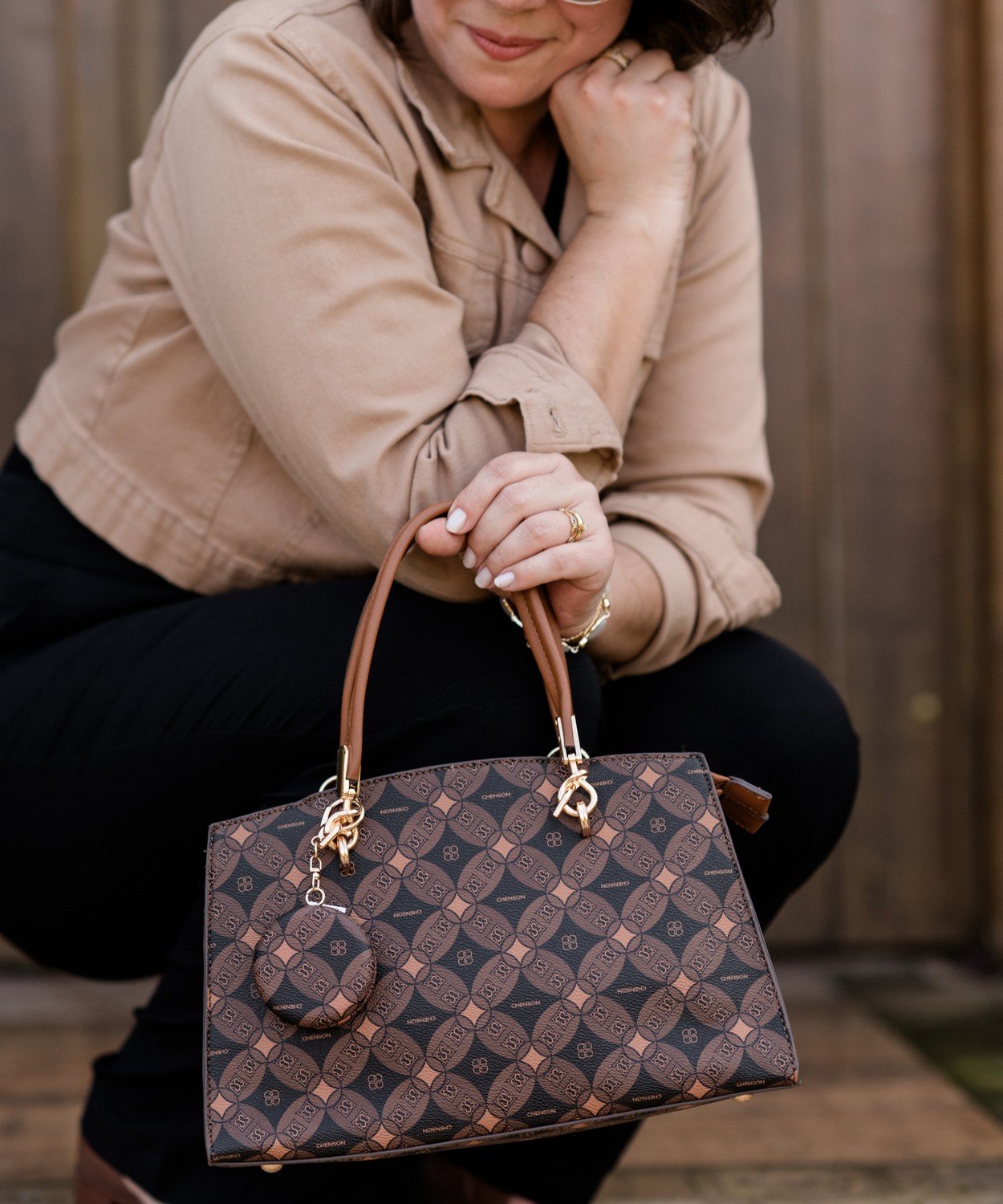 Bolsa Feminina Chenson Original Preta Monograma Contemporaneo Alca de Mao Preto 3