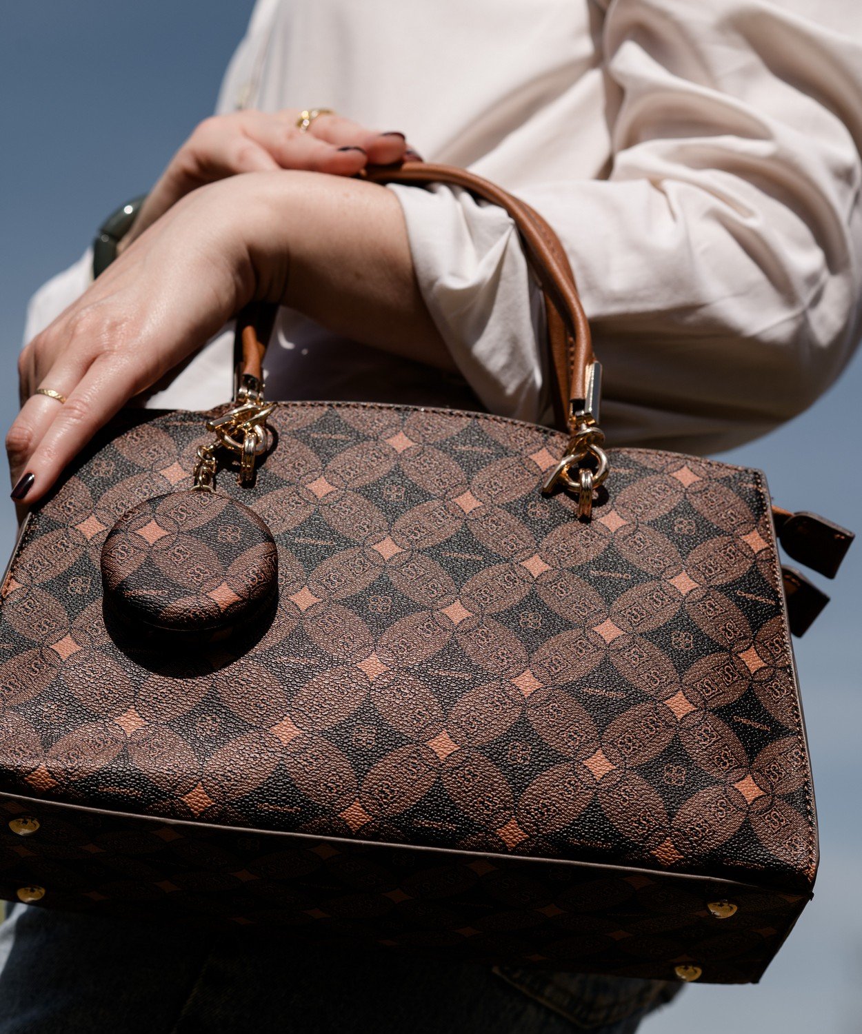 Bolsa Feminina Chenson Original Preta Monograma Contemporaneo Alca de Mao Preto 5