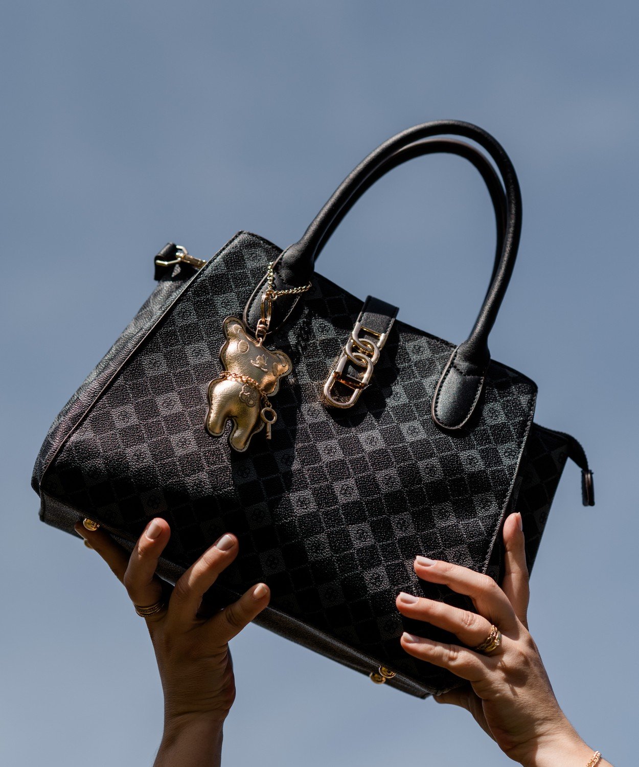 Bolsa Preta Chenson Original Monograma Elemento Grafico - Alca de Mao Preto 3