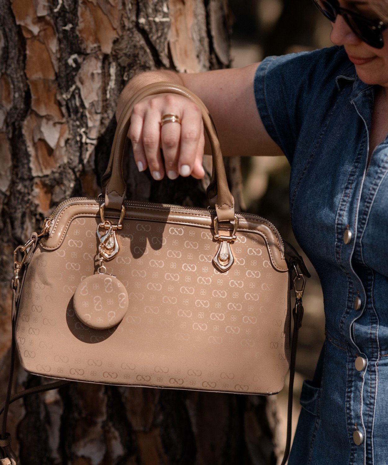 Bolsa Feminina Marrom Original Chenson Relevo Monograma - Alca de Mao Marrom 2