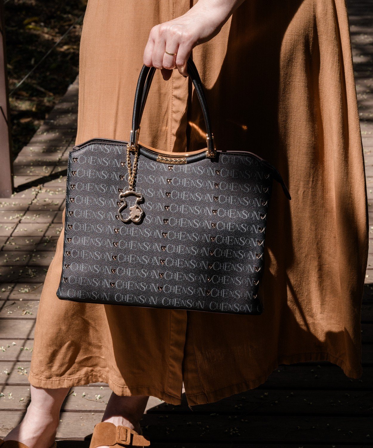 Bolsa Chenson Cristal Monograma Coracao Bege Original - Alca de Mao Bege 5