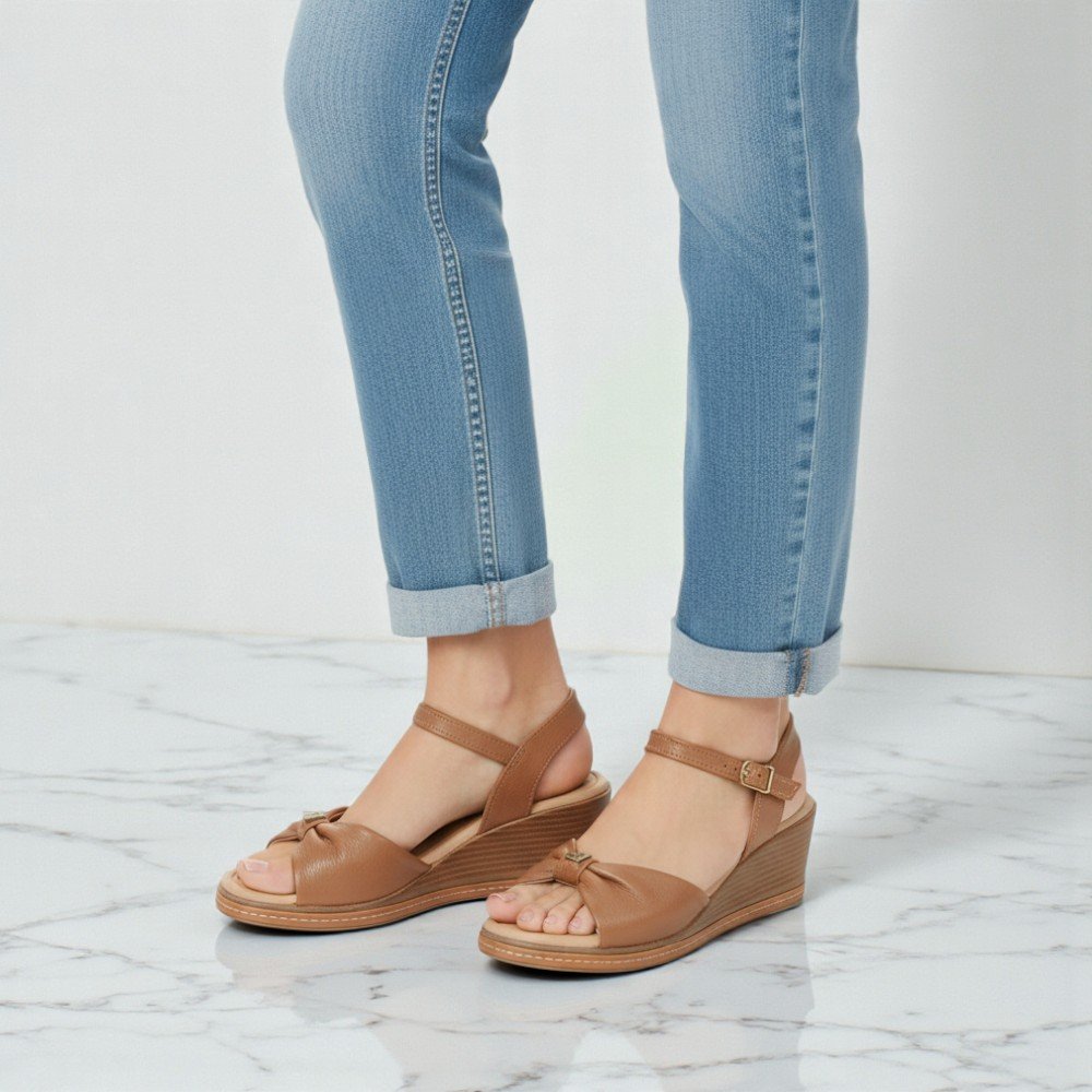 Sandália Pegada Anabela em Couro Feminina 23395602 Marrom 2