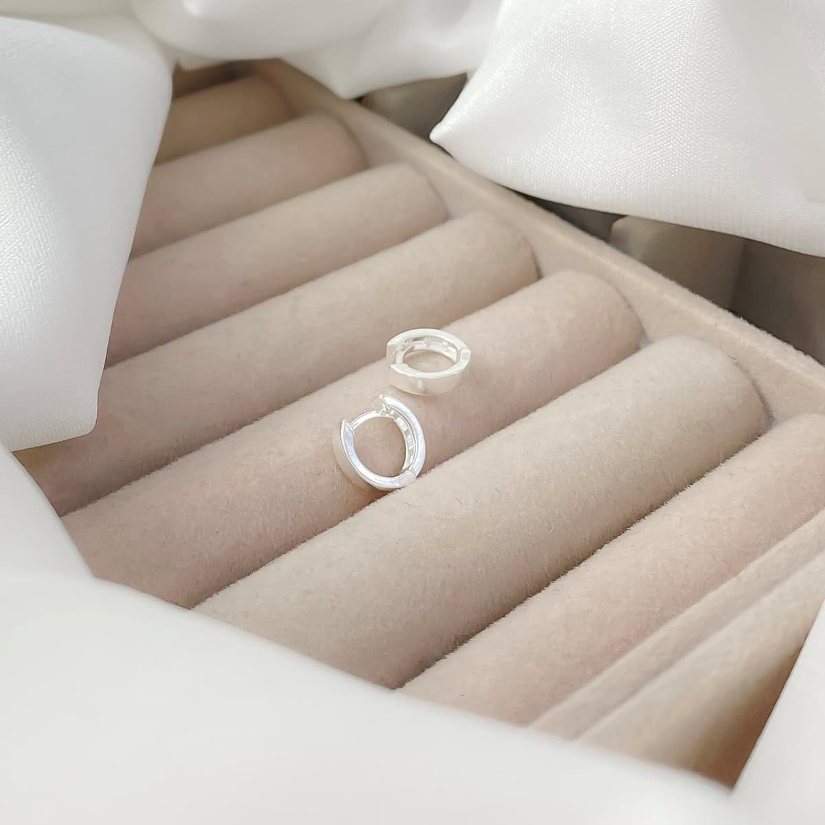 Brinco de Prata Argola Vazada Click P 0,8cm Prata 3