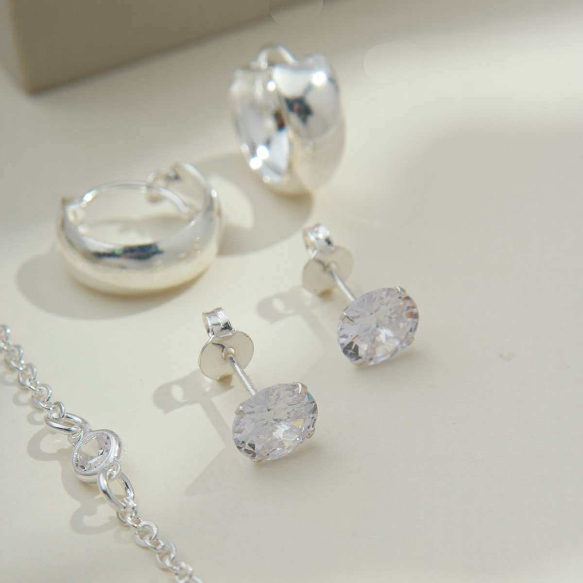 Brinco de Prata Ponto de Luz Cristal Redondo 8MM Prata 3