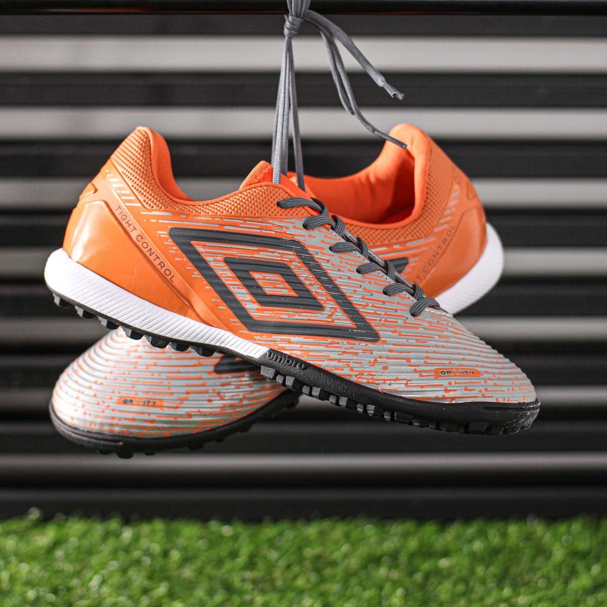 Chuteira Umbro Society Gravity Cinza e Laranja - Masculino Laranja 8