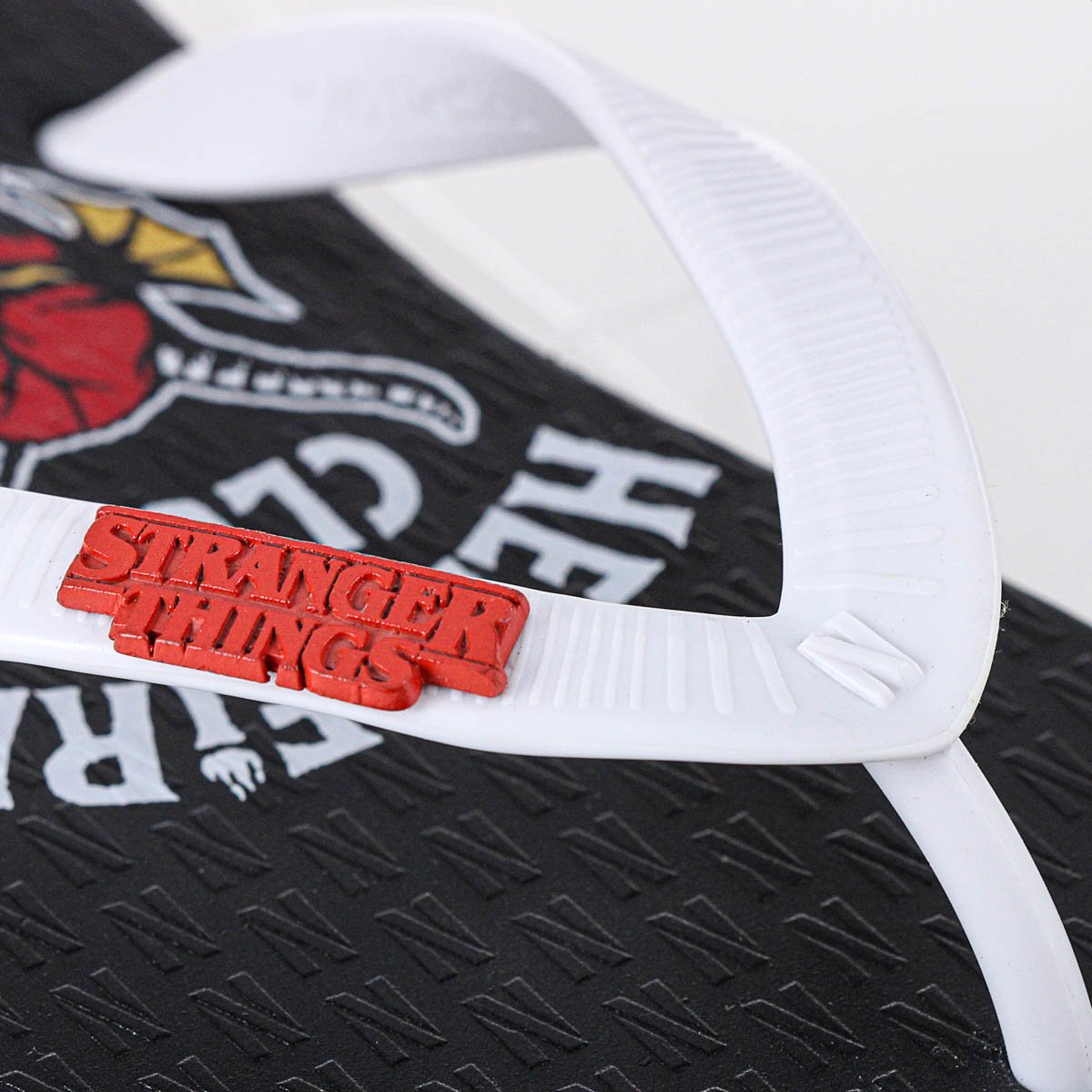 Chinelo Netflix Stranger Things Hellfire Preto - Masculino Preto 5