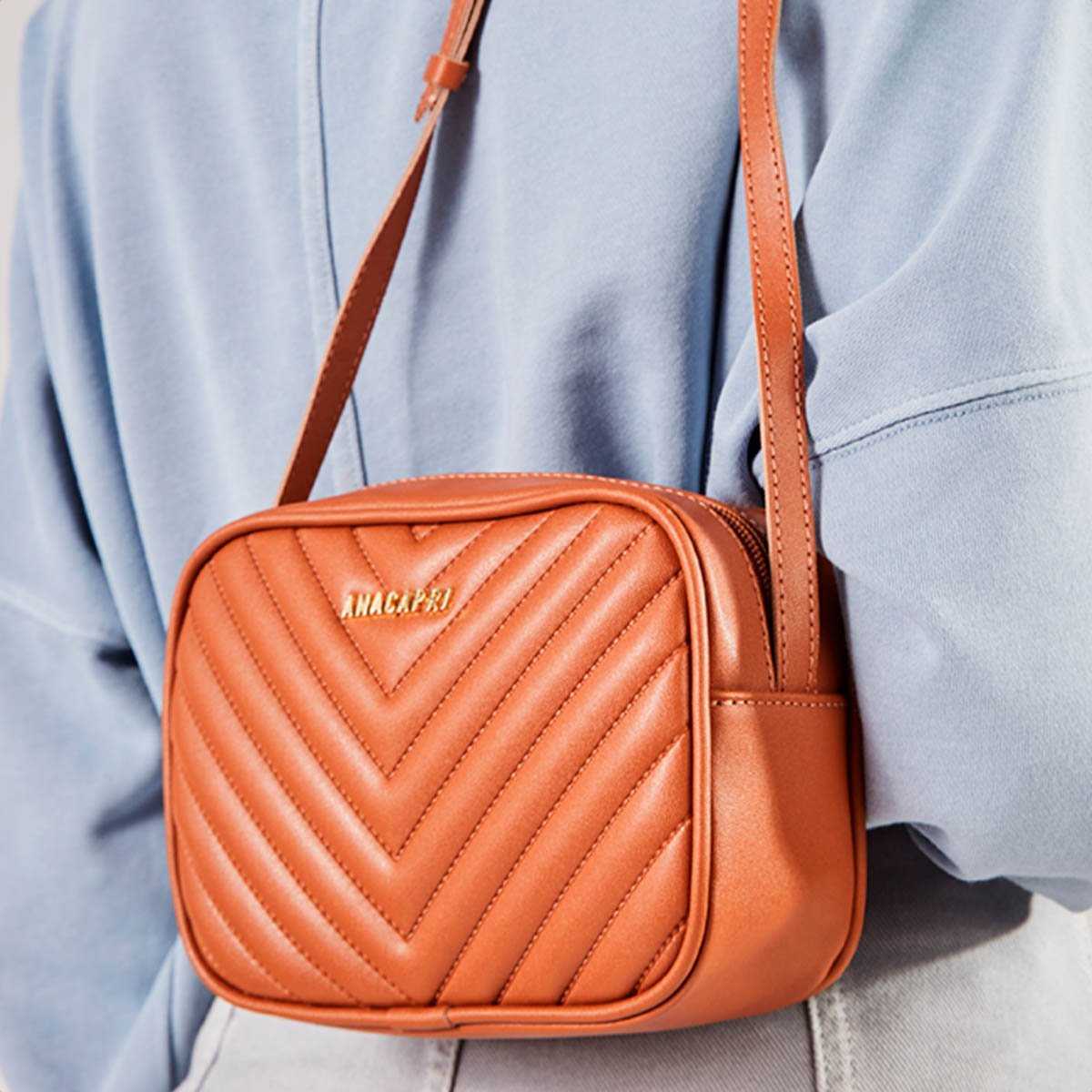 Bolsa Pequena Tiracolo Anacapri Matelasse Cairo Marrom - Feminino Marrom 8