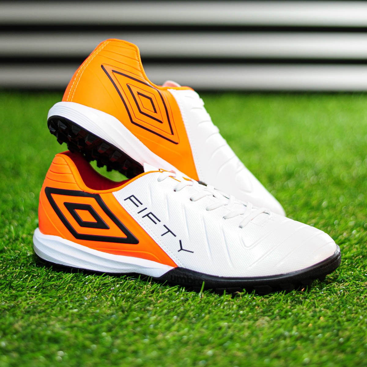 Chuteira Umbro Society Fifty Vi Branco Laranja Fluor e Preto - Masculino Branco 8