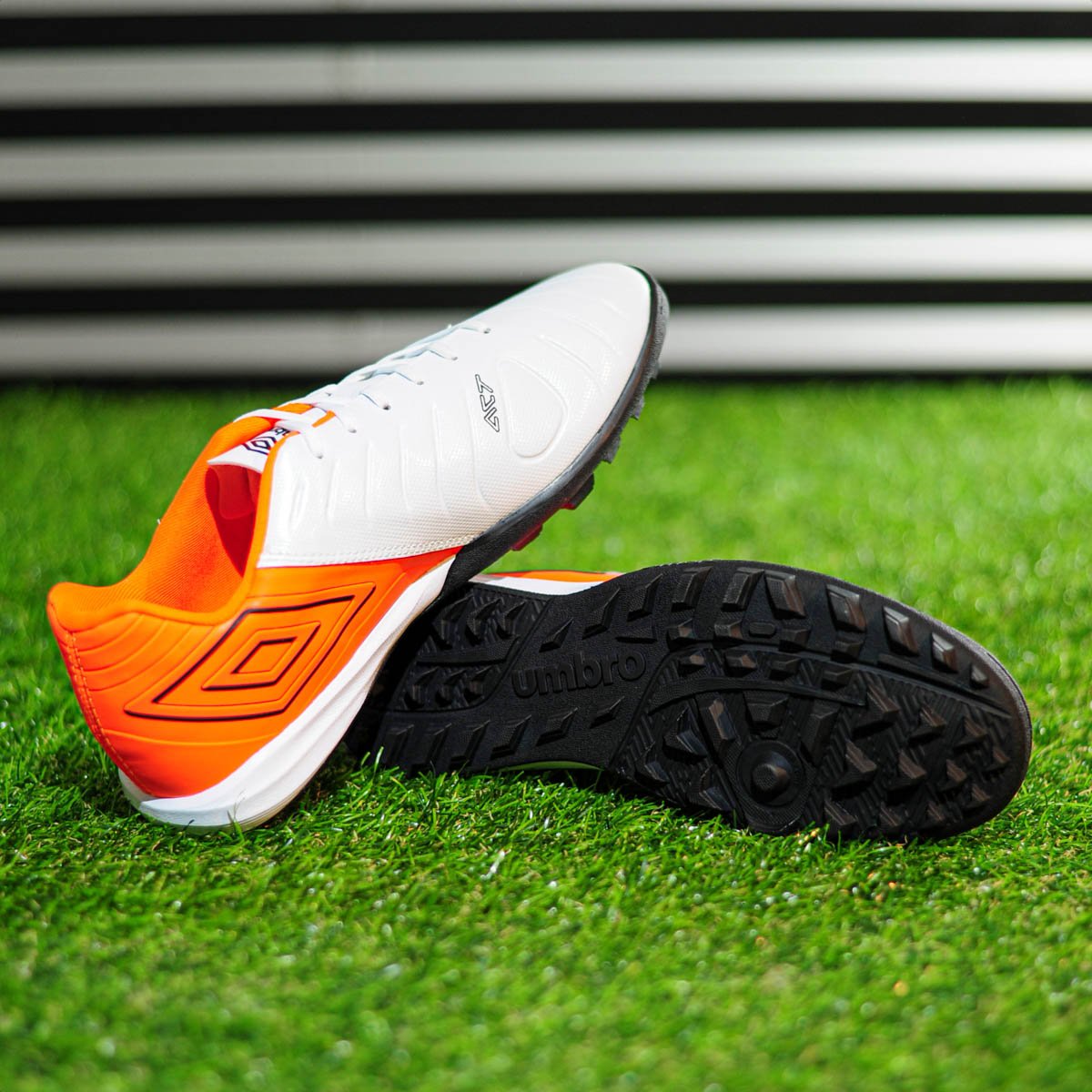 Chuteira Umbro Society Fifty Vi Branco Laranja Fluor e Preto - Masculino Branco 9