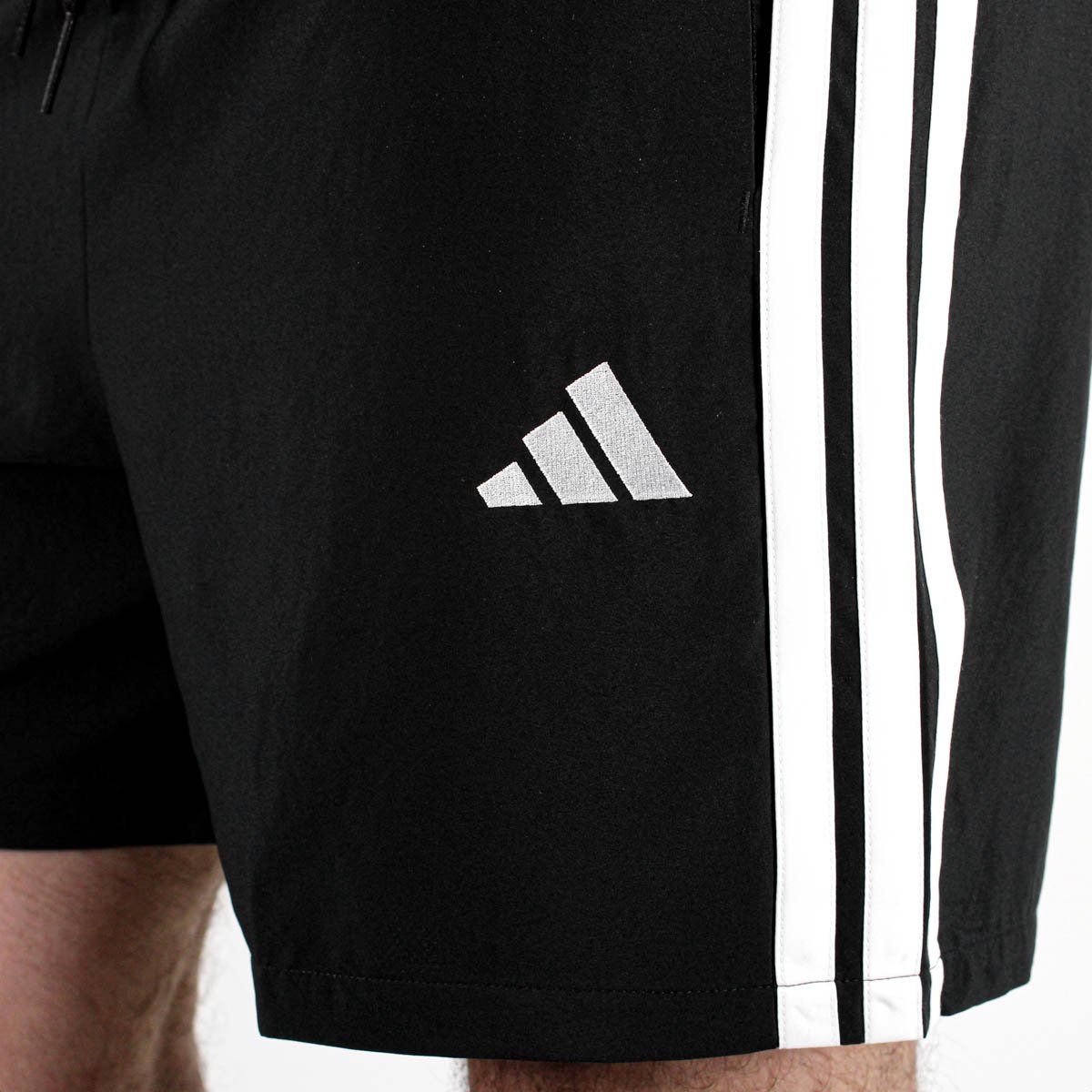 Bermuda Adidas Essential Tres Listras Preto e Branco - Masculino Preto 9