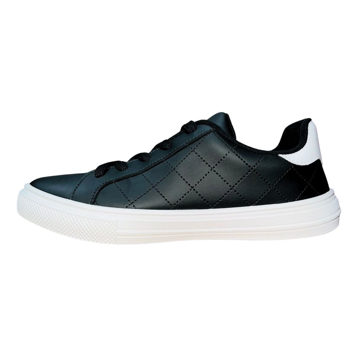 Tênis Casual Matelassê com Aplique Metálico Feminino Moleca 5796.115 Preto Preto 5