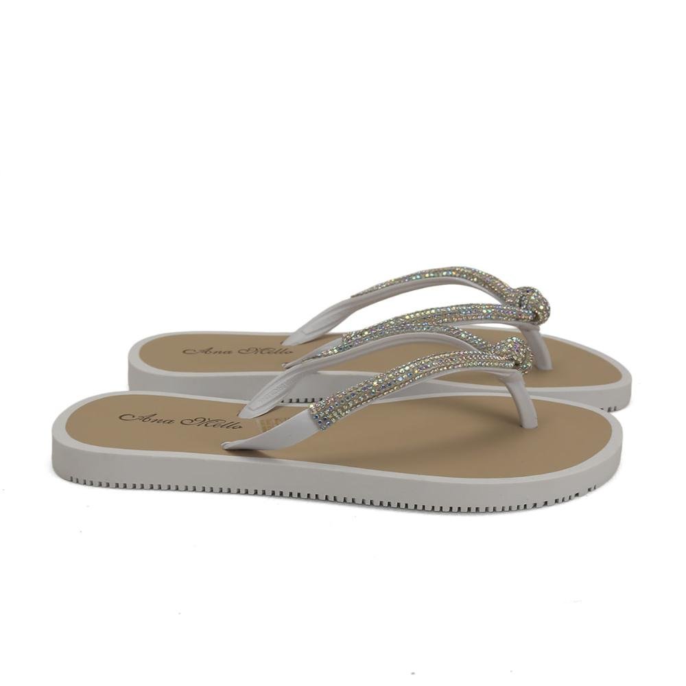 Chinelo de borracha com strass e no branco