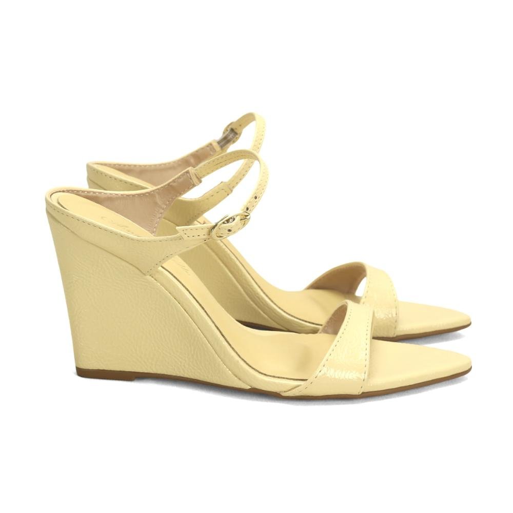 Sandália bico folha anabelada verniz molhado amarelo bebê