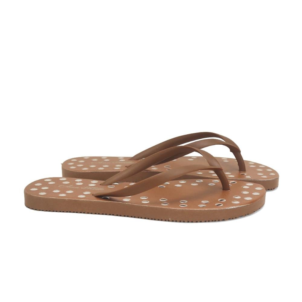 Chinelo personalizado com tachas caramelo