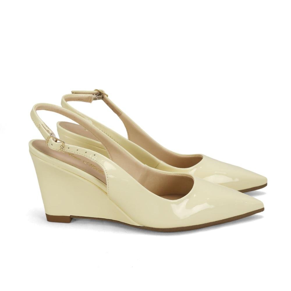 Scarpin slingback anabela verniz amarelo