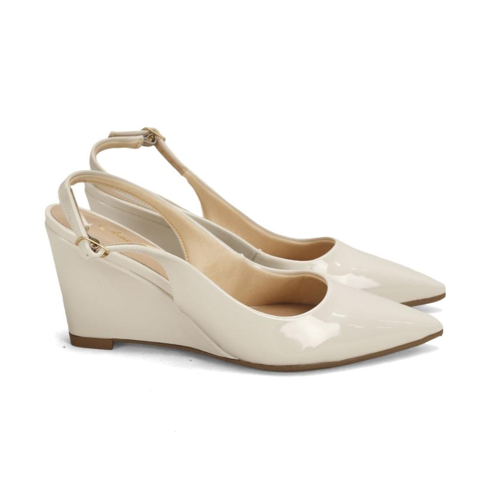 Scarpin slingback anabela verniz off white