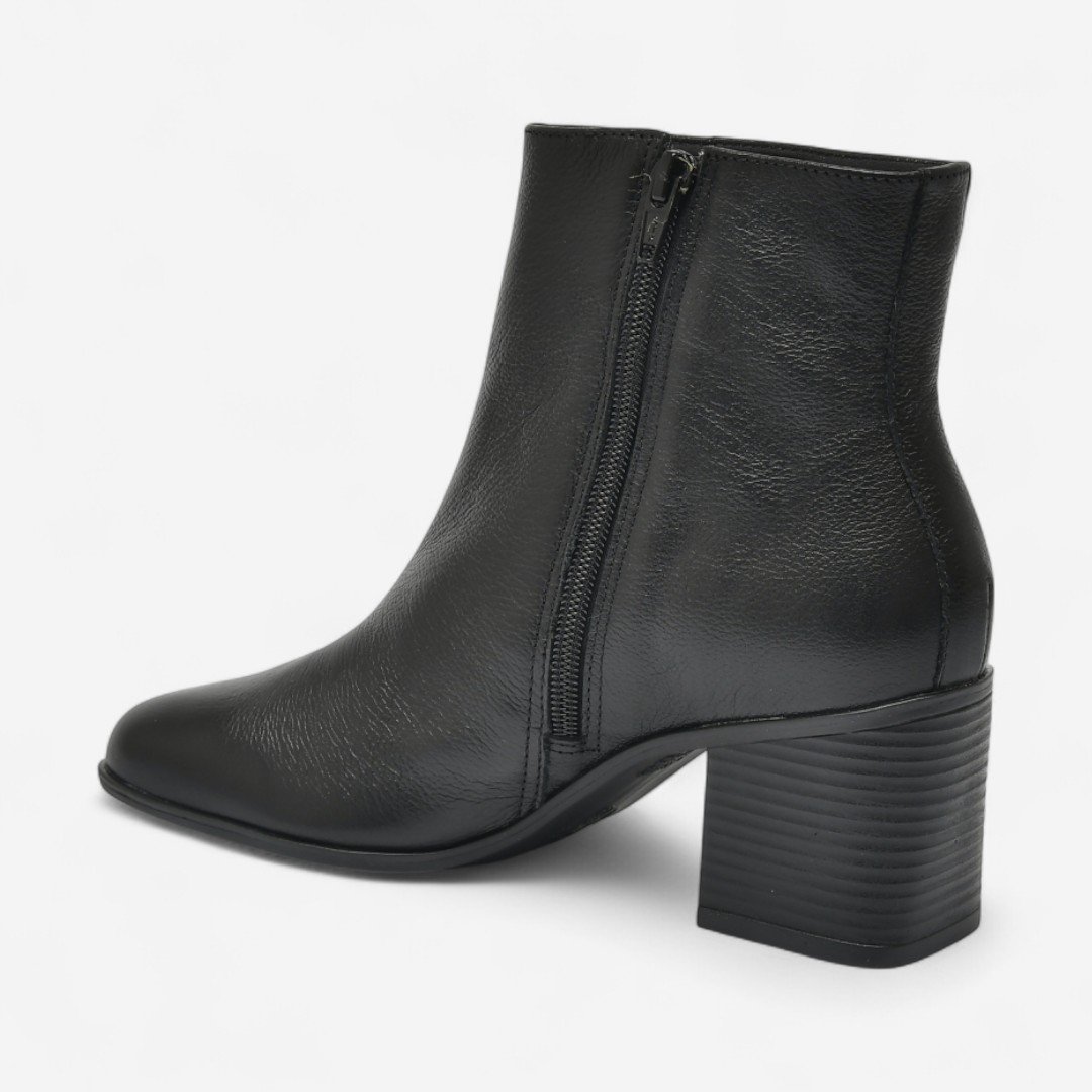 Bota Via Marte Cano Curto Em Couro Preta Preto 4