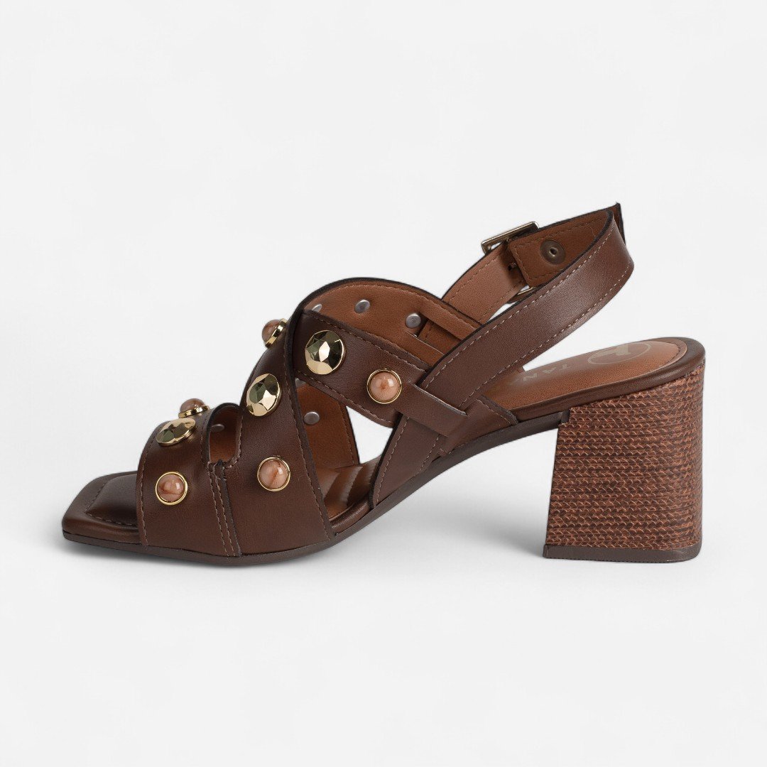 Sandália Tanara Salto Bloco Com Pedras E Detalhes Metalizados Marrom Café 3