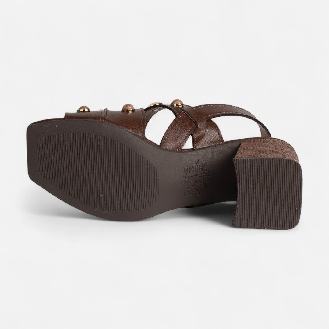 Sandália Tanara Salto Bloco Com Pedras E Detalhes Metalizados Marrom Café 4