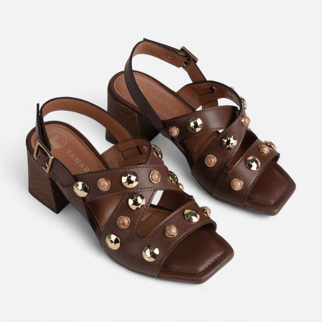 Sandália Tanara Salto Bloco Com Pedras E Detalhes Metalizados Marrom Café 5