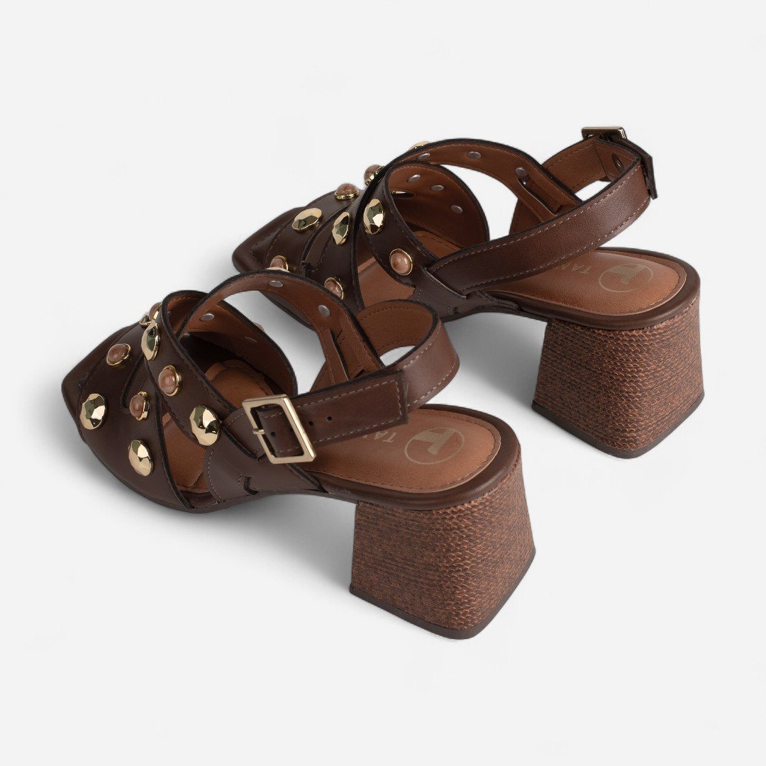 Sandália Tanara Salto Bloco Com Pedras E Detalhes Metalizados Marrom Café 6