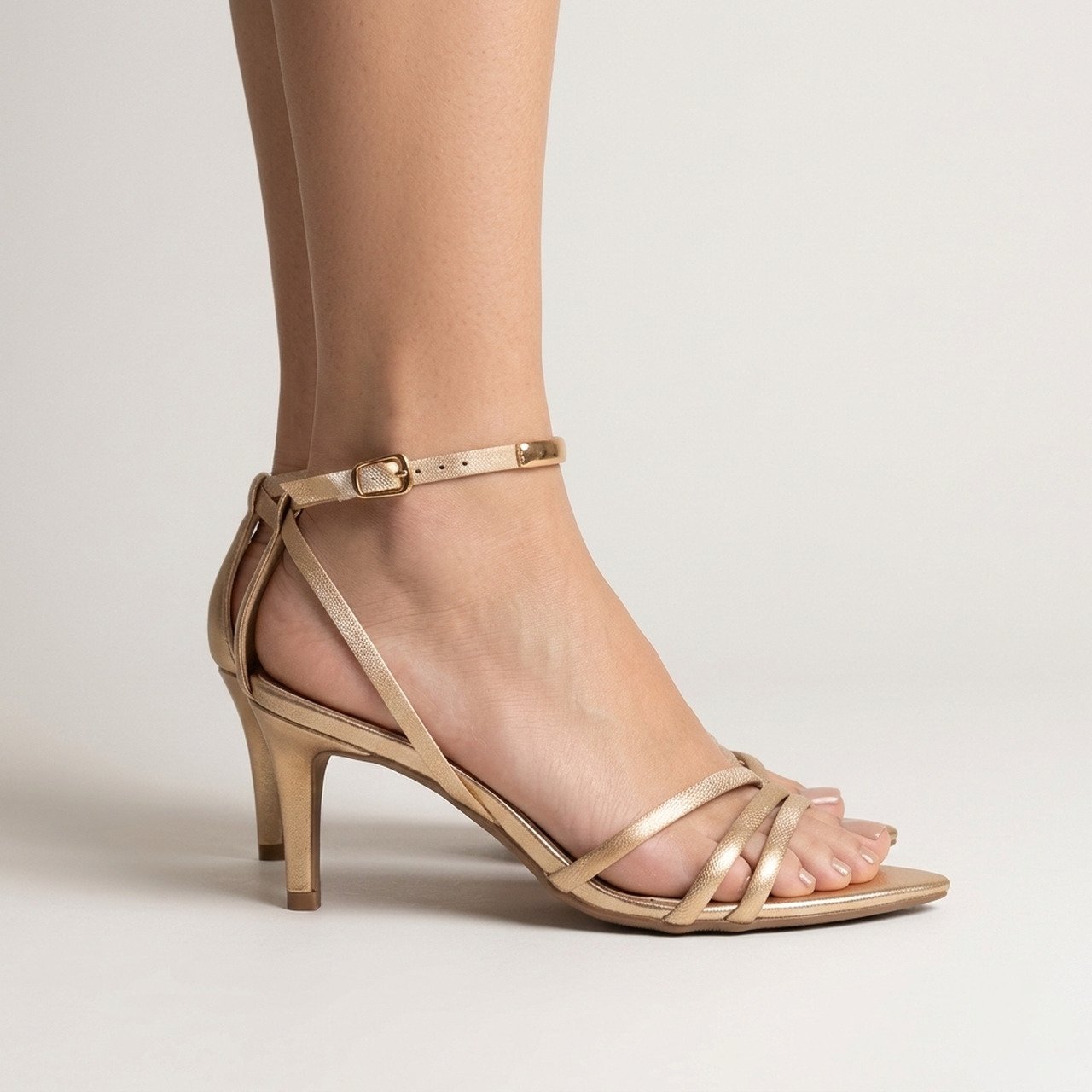 Sandália Bebecê Salto Fino Bico Folha Metalizada Dourada Dourado 2