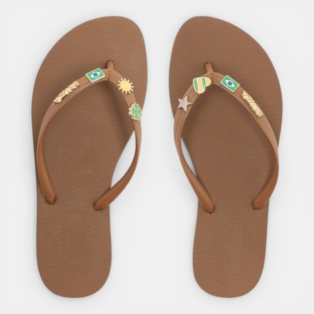 Chinelo Brizza Arezzo Essential com Pins Brasil Marrom