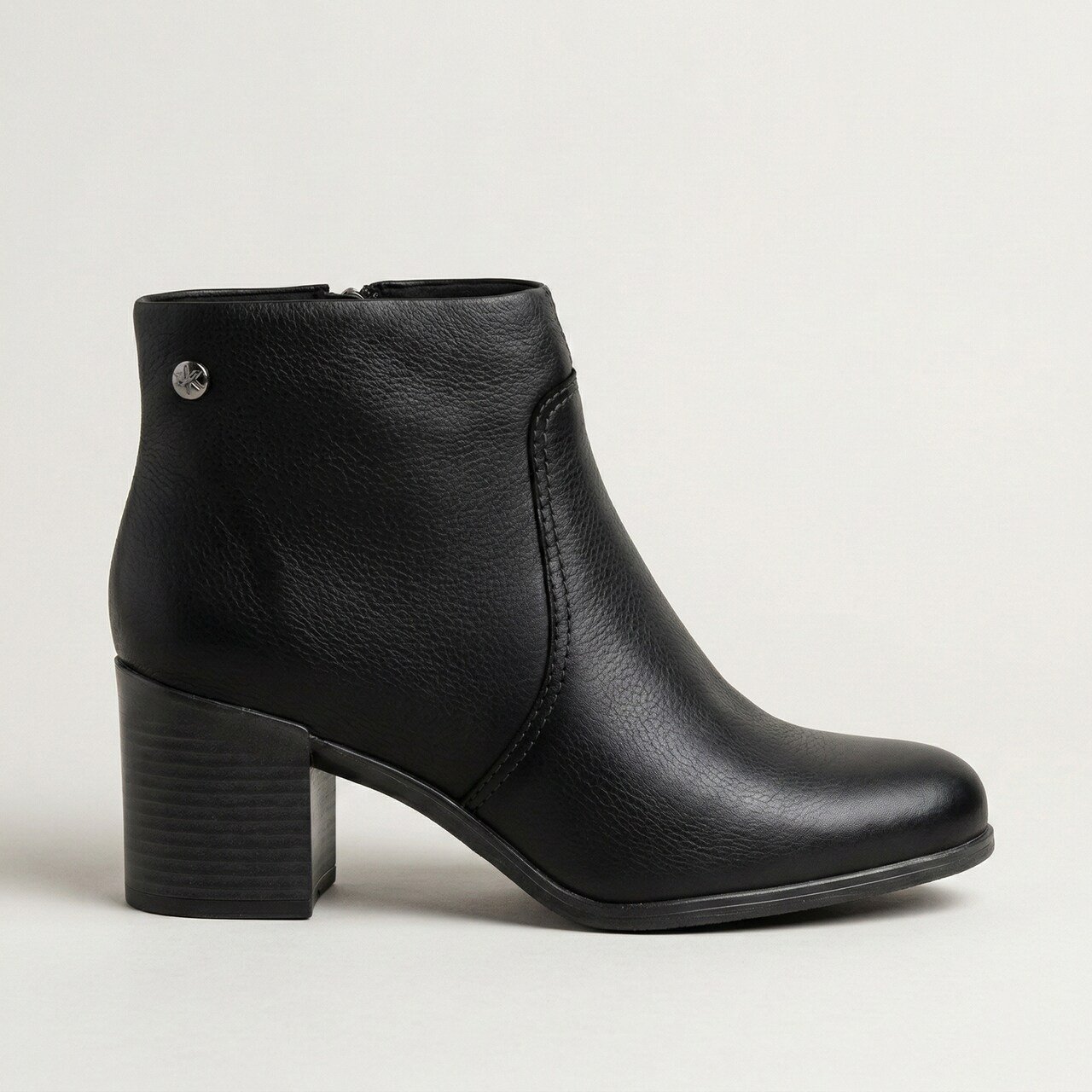 Bota Bottero Cano Curto Em Couro Preto