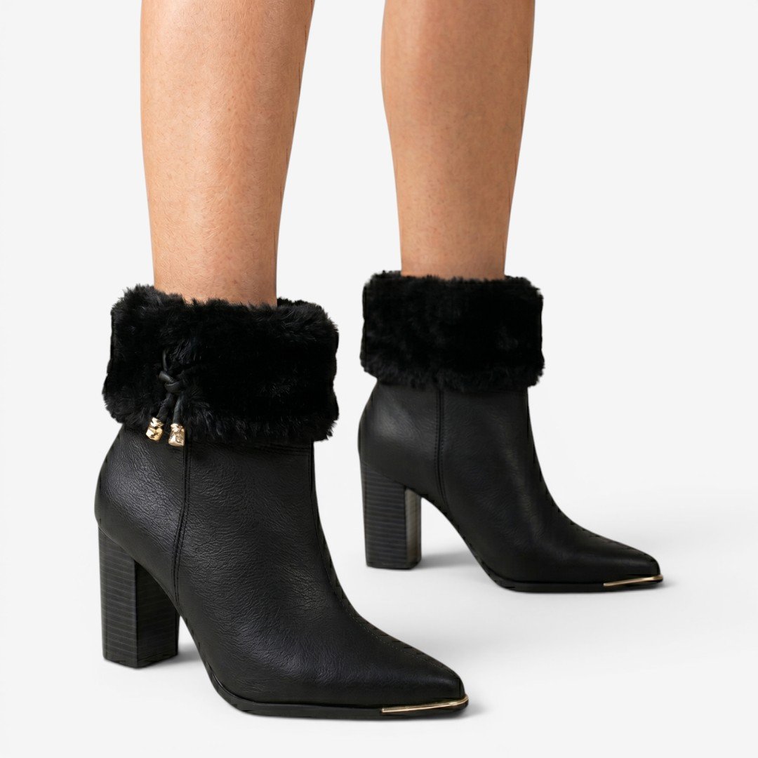 Bota Via Marte Cano Curto Em Couro Preta Com Pelo Preto 2