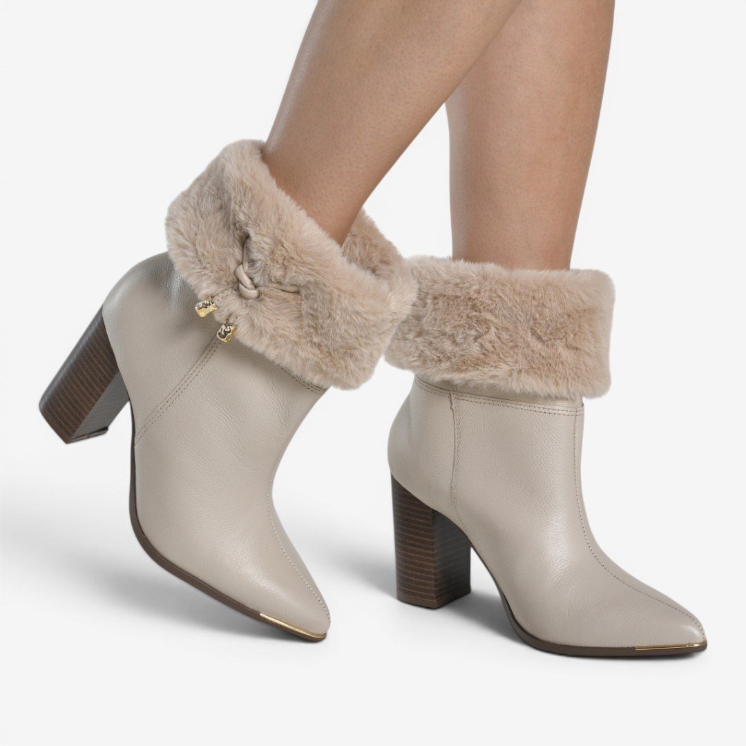 Bota Via Marte Cano Curto Em Couro Off White Com Pelo Bege 2