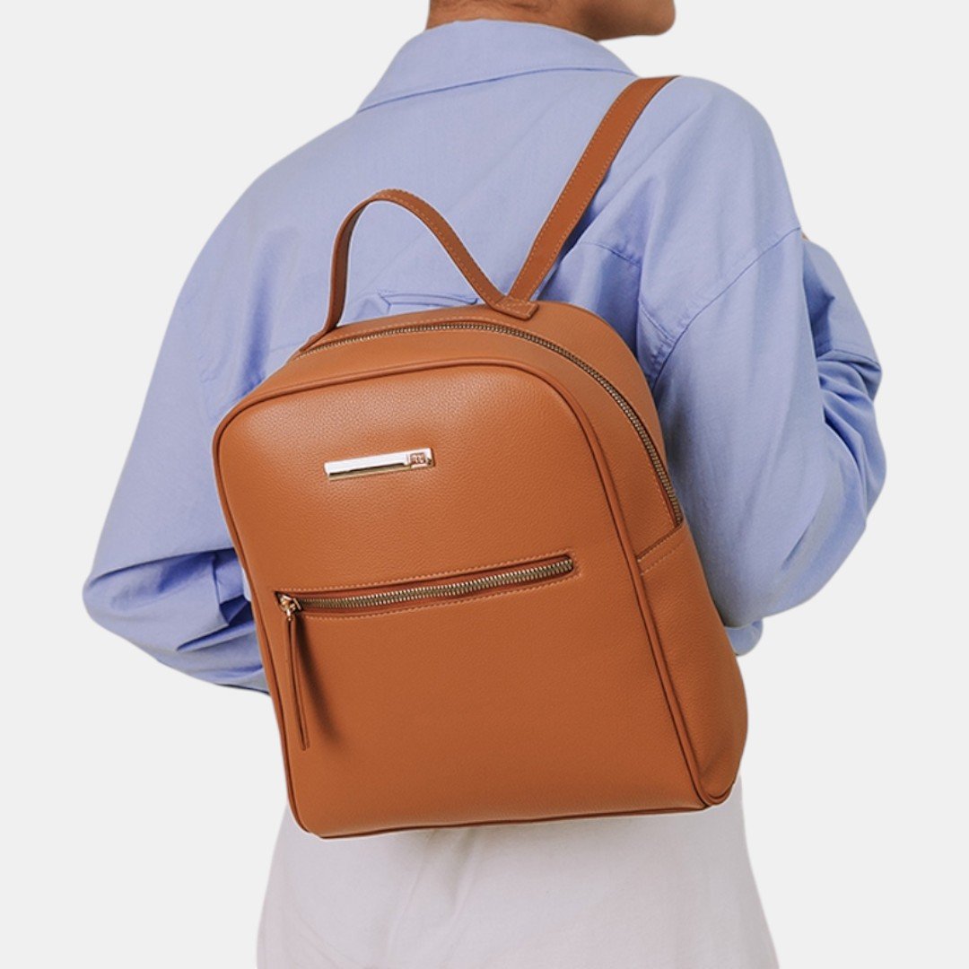 Mochila Rafitthy Signature Monogram Caramelo Marrom 2