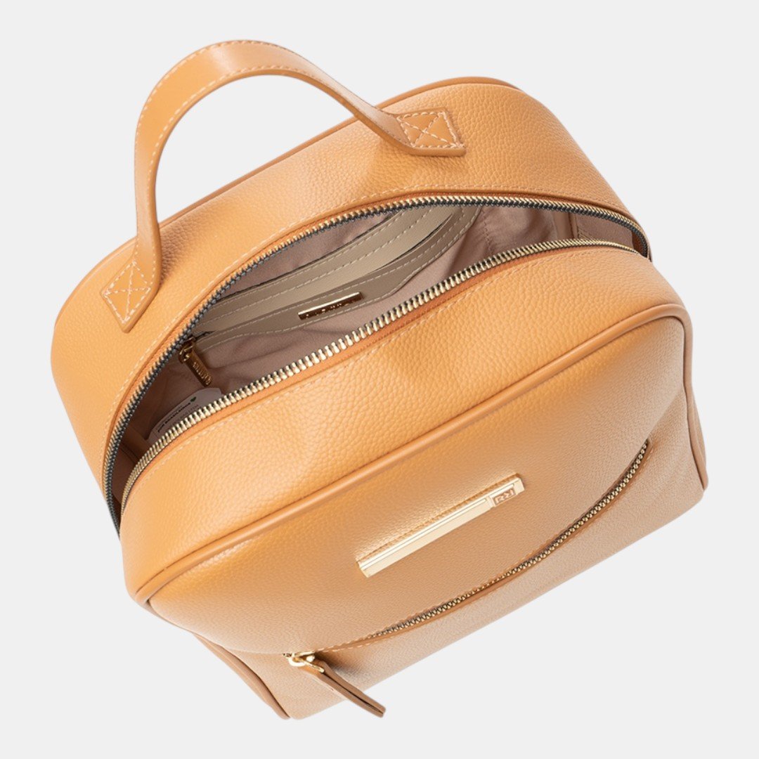 Mochila Rafitthy Signature Monogram Caramelo Marrom 5
