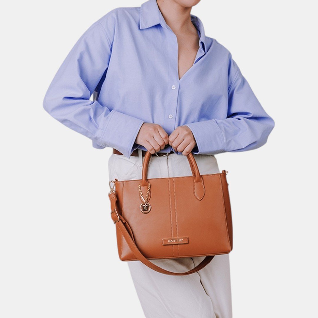 Bolsa Rafitthy Satchel Signature Charm Caramelo Marrom 2