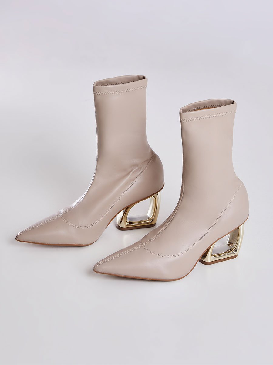 Bota Bico Fino Com Salto Geometrico Vazado Bege Bege 2