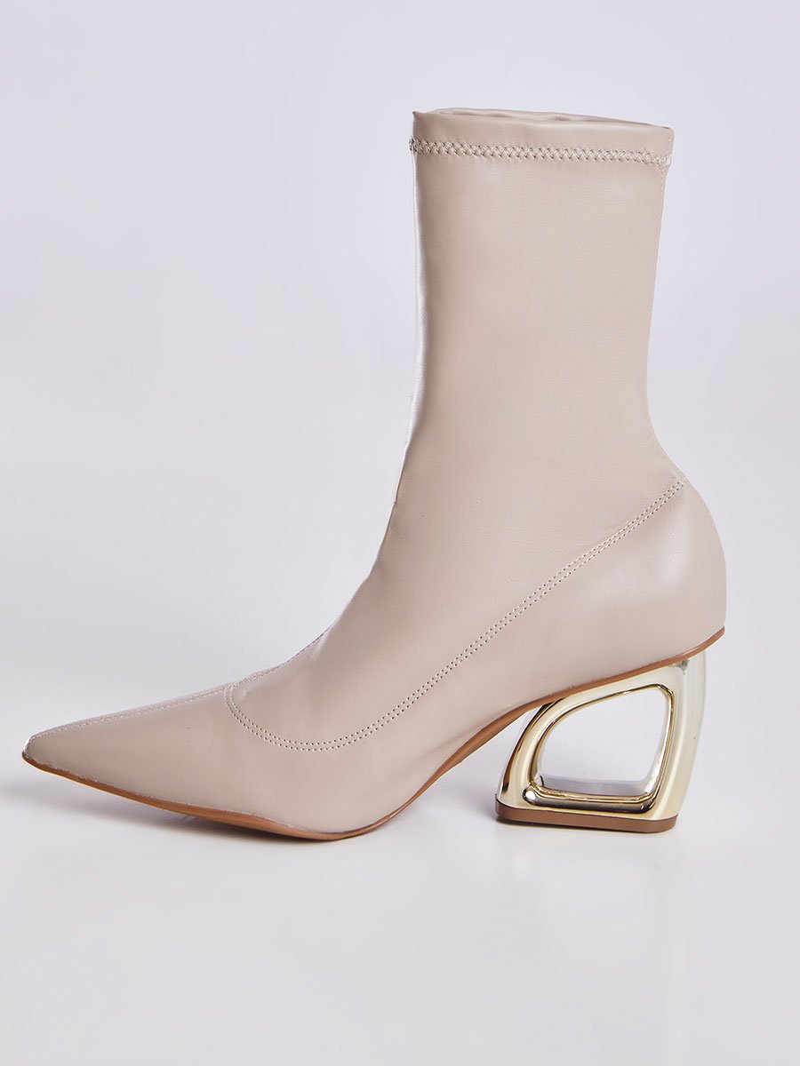 Bota Bico Fino Com Salto Geometrico Vazado Bege Bege 5