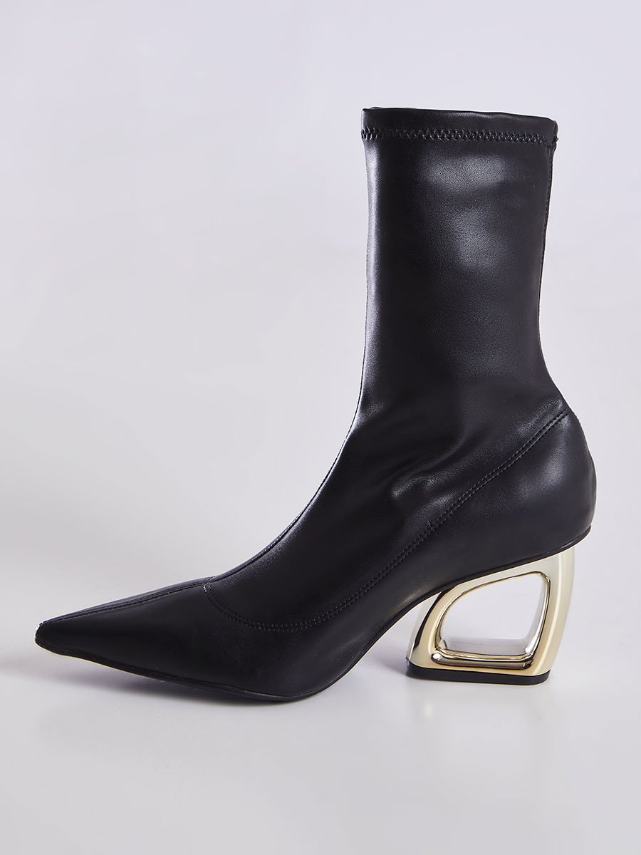 Bota Bico Fino Com Salto Geometrico Vazado Preto Preto 5