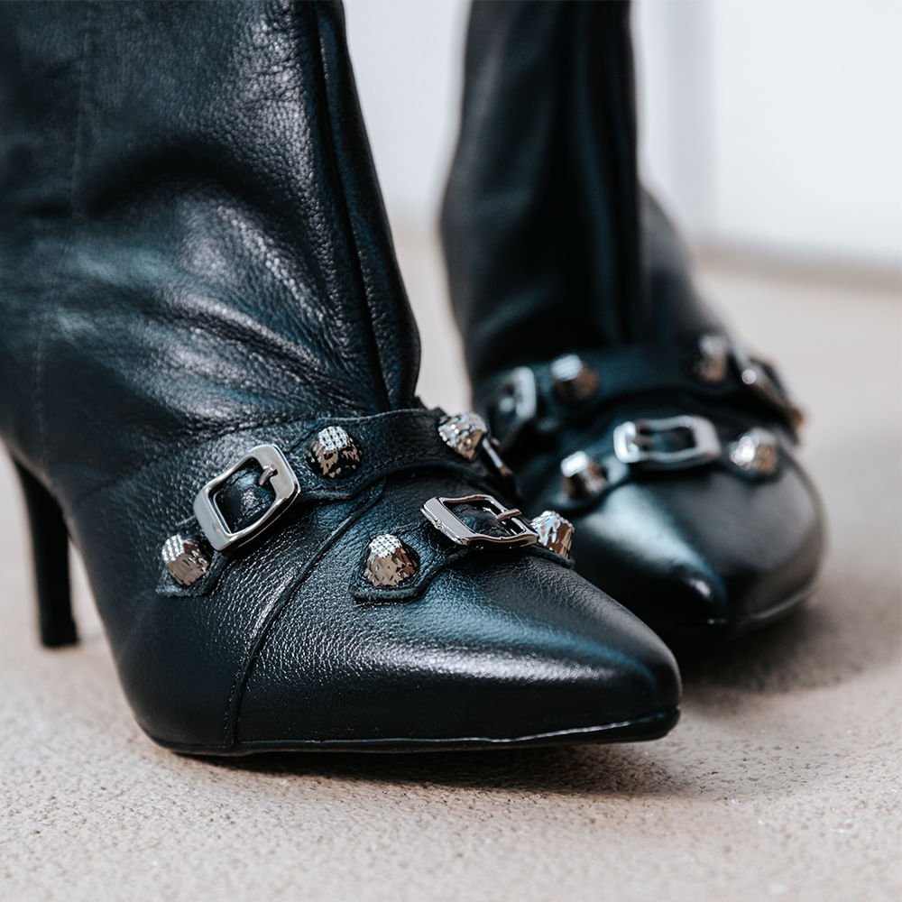 Bota Bico Fino Fivelas Cano Curto Preto Preto 2