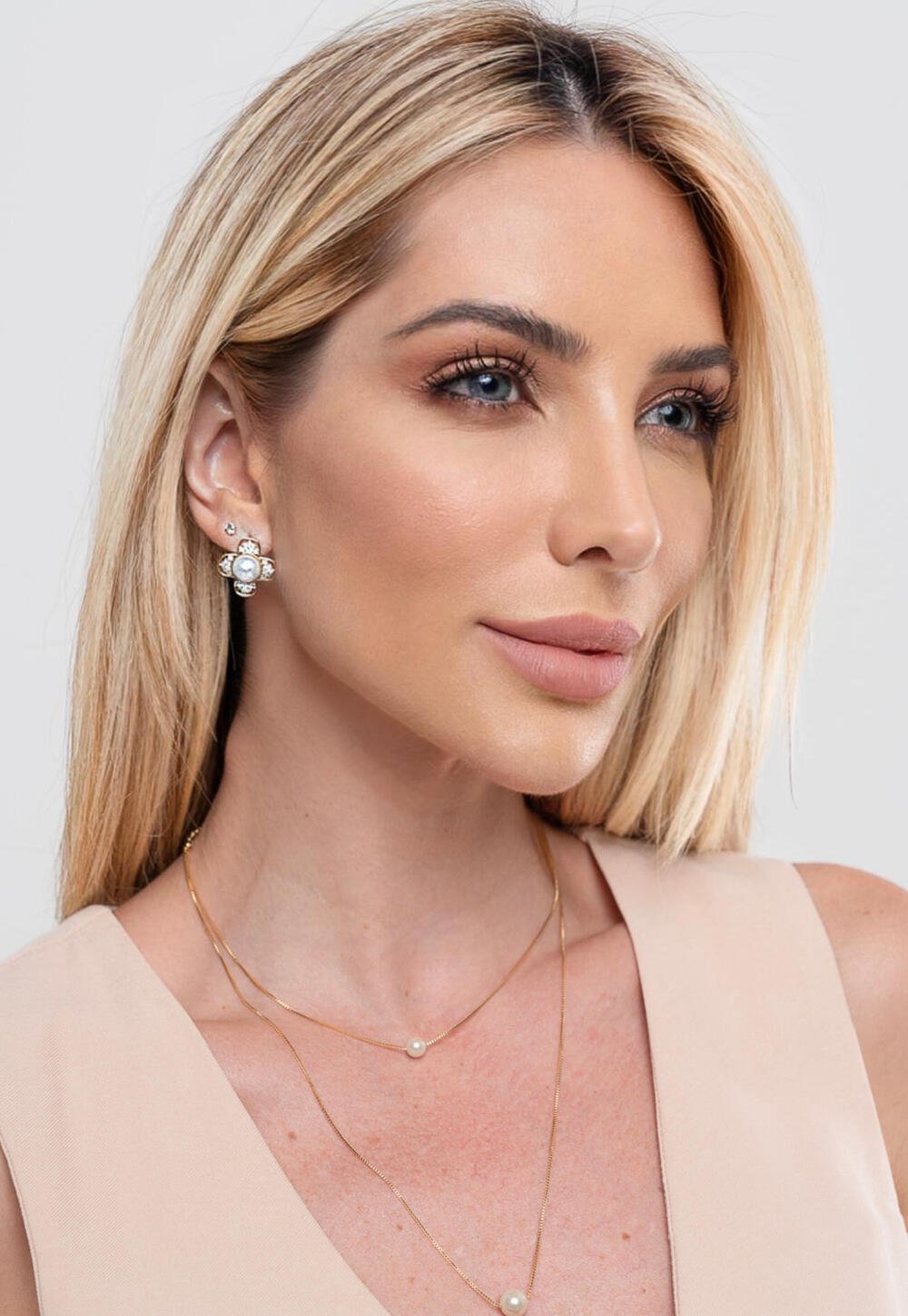 Brinco Semijoia Flor com Pérola e Zircônias Banhado a Ouro Dourado 2