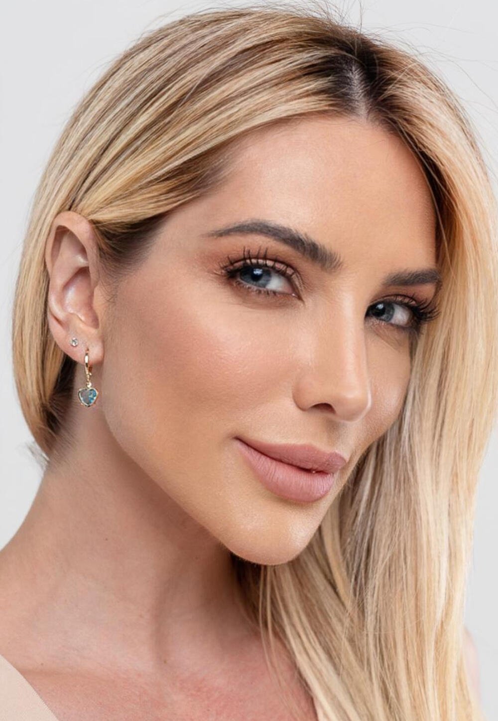 Brinco Semijoia de Argola com Pingente Coração Zircônia  Verde 2