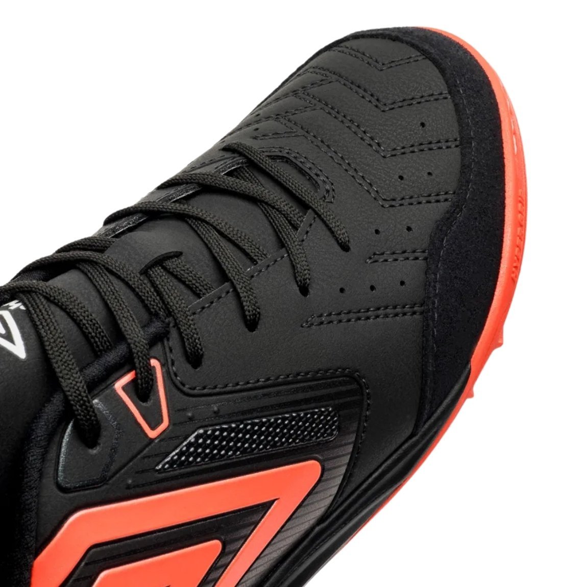 Chuteira Umbro Pro 5 Bump Club Society Preto/Rosa 7