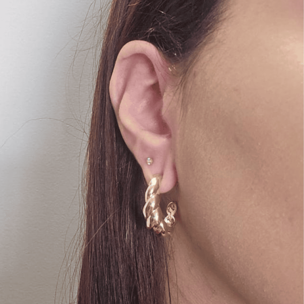 Argola Croissant G banhado em ouro 18k Crisântemo Joias Dourado 2