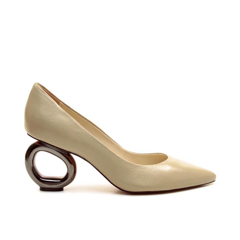 Scarpin Couro Bege Salto Vazado Cecconello 2201002-15