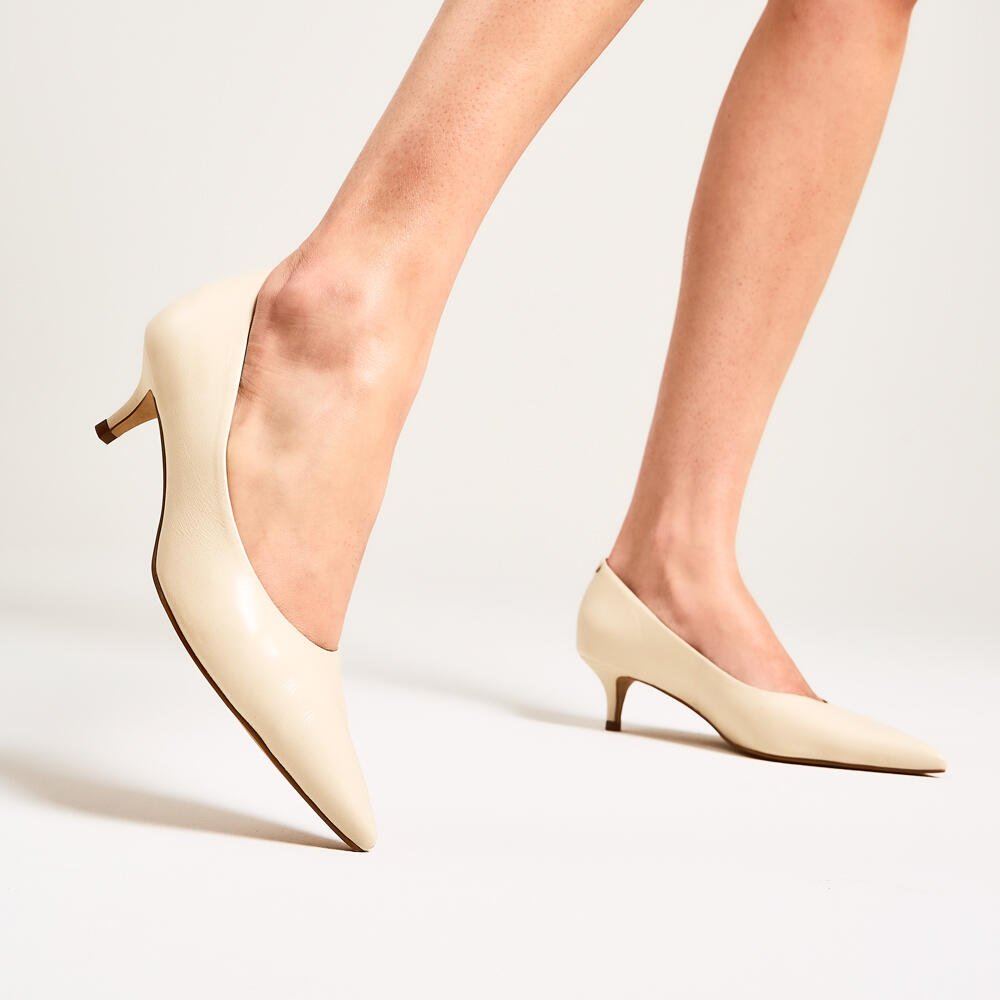 Scarpin Couro Off White Salto Baixo Cecconello 2629001-28 Off White 2