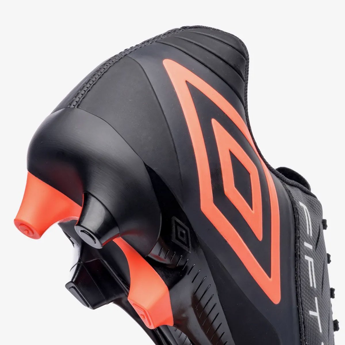 Chuteira Campo Umbro Fifty VI Unissex Preto Preto/Laranja 7