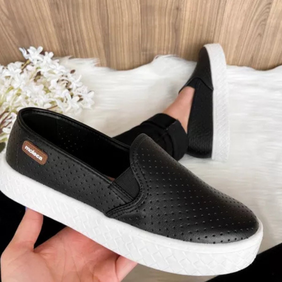 Tenis Moleca Slip On Napa Perfuros Feminino Preto Preto 2