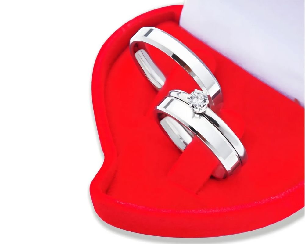 Par Aliança De Namoro Prata 4mm Chanfrada Anatômica + Anel