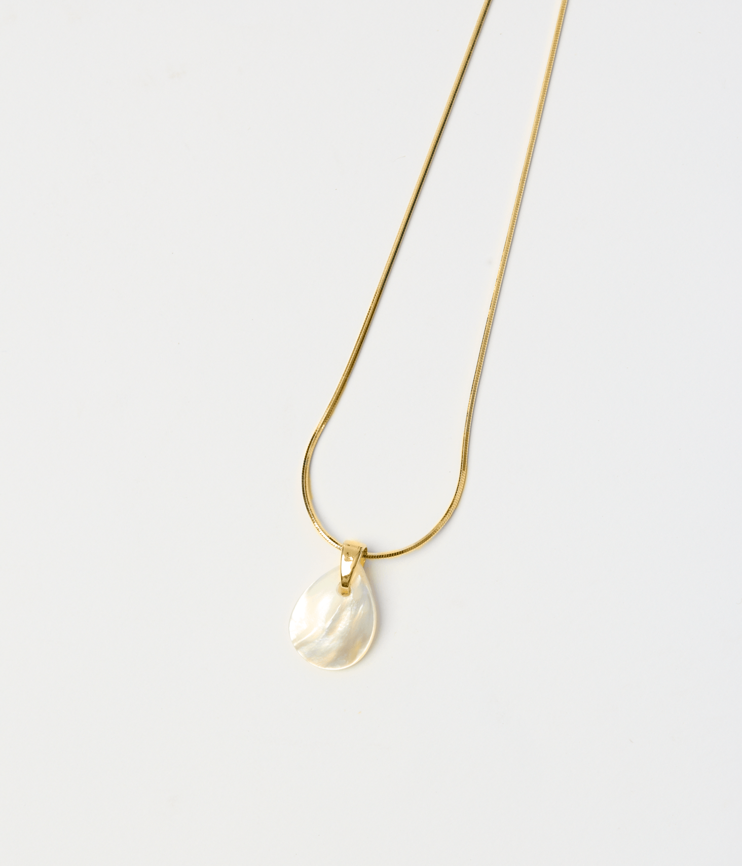 Colar Makenji Medio Pingente Com Perola Feminino Dourado